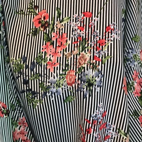 Gibson Latimer White and Black striped Blouse, floral print, Balloon Sleeves - Picture 4 of 5